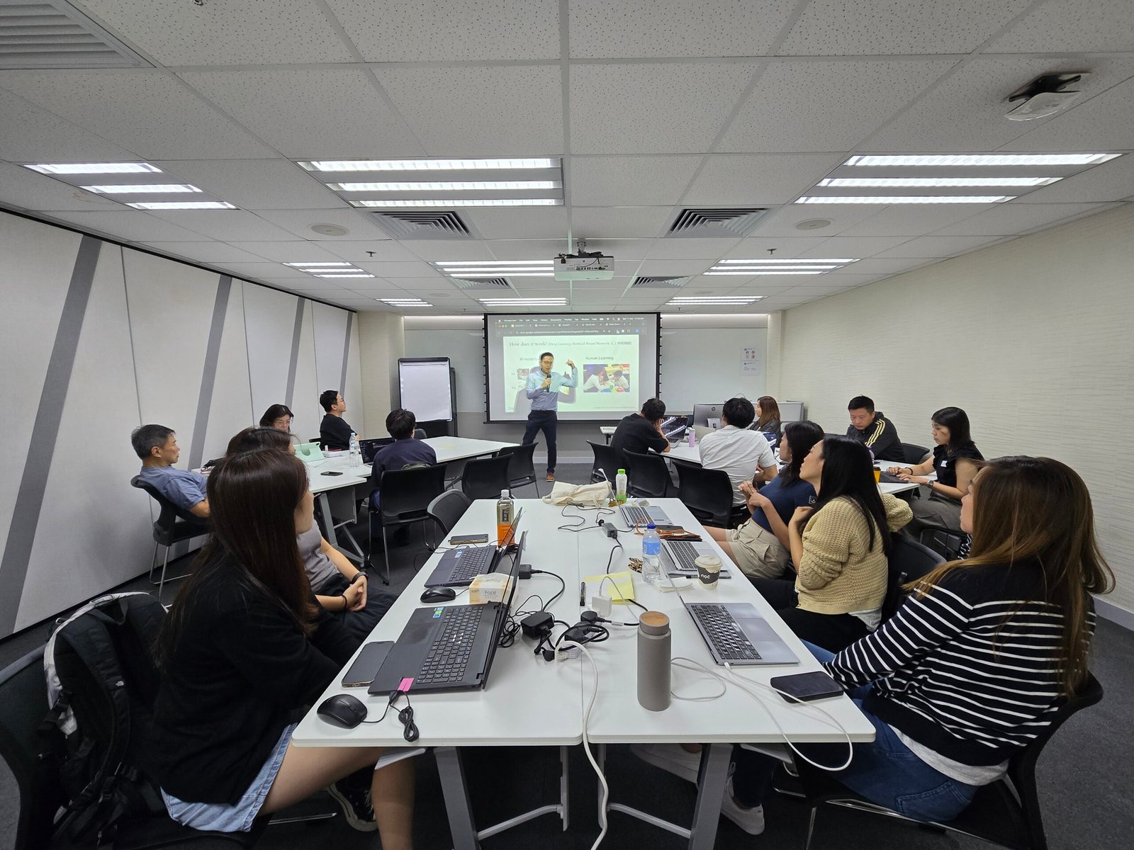 AI 升級轉型香港AI培訓, Corporate AI training 香港 AI 教育, 應用 AI 課程，AI人工智能課程，AI技能提升，AI Upskilling，初學者AI課程，Beginner AI Courses